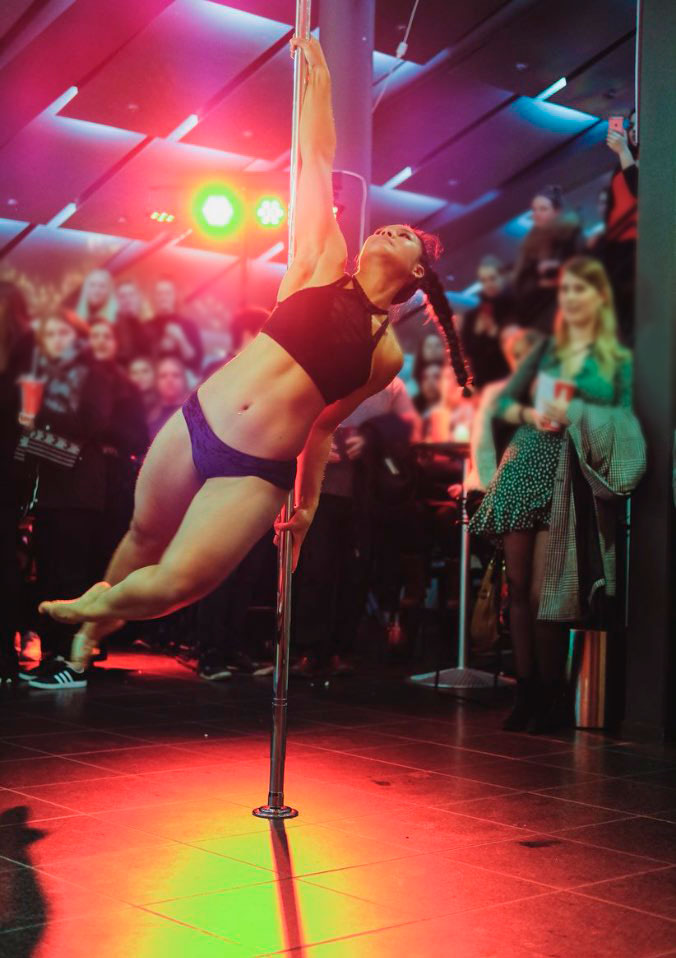 Pole-show med publikum i baggrunden